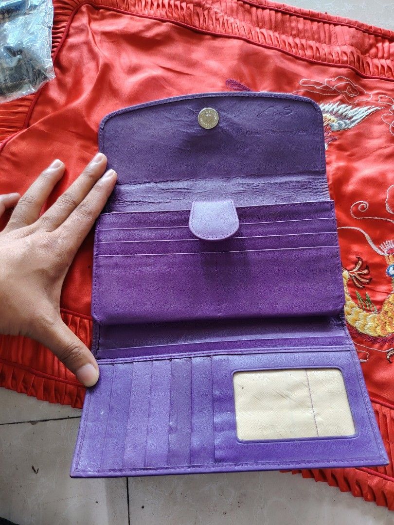 Genuine stingray skin (Category: Wallets & Card holders) located in Tabuk. Submitted by joerah0828 (Listing ID 1383708595, Image 3). Description: Genuine stingray skin long wallet.