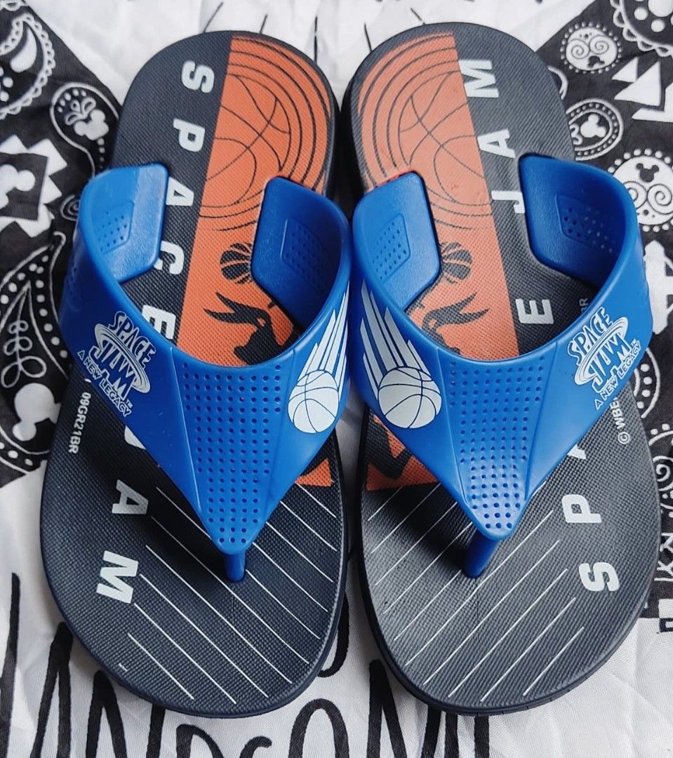 Grendene Kids Space Jam Sandal (Category: Babies & Kids Fashion) located in Kluang. Submitted by saharizal3604 (Listing ID 1383736235, Image 2). Description: #SILA BACA DETAIL# ITEM BUNDLE Made in Brazil Size : 11us / 28,29Eur (lihat pada gambar) KONDISI - 9/10, Like New, Tiada kesan pemakaian. Tapak masih cantik. Siap dibasuh. Tiada defect. Postage RM 8 *TIADA DFOD*.