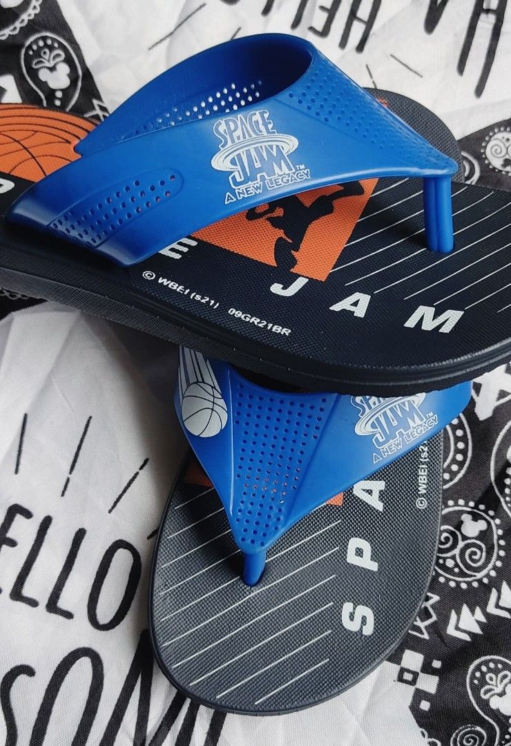Grendene Kids Space Jam Sandal (Category: Babies & Kids Fashion) located in Kluang. Submitted by saharizal3604 (Listing ID 1383736235, Image 3). Description: #SILA BACA DETAIL# ITEM BUNDLE Made in Brazil Size : 11us / 28,29Eur (lihat pada gambar) KONDISI - 9/10, Like New, Tiada kesan pemakaian. Tapak masih cantik. Siap dibasuh. Tiada defect. Postage RM 8 *TIADA DFOD*.