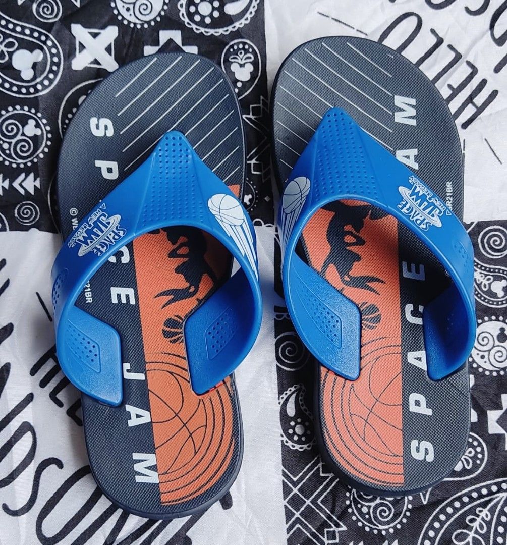 Grendene Kids Space Jam Sandal (Category: Babies & Kids Fashion) located in Kluang. Submitted by saharizal3604 (Listing ID 1383736235, Image 1). Description: #SILA BACA DETAIL# ITEM BUNDLE Made in Brazil Size : 11us / 28,29Eur (lihat pada gambar) KONDISI - 9/10, Like New, Tiada kesan pemakaian. Tapak masih cantik. Siap dibasuh. Tiada defect. Postage RM 8 *TIADA DFOD*.