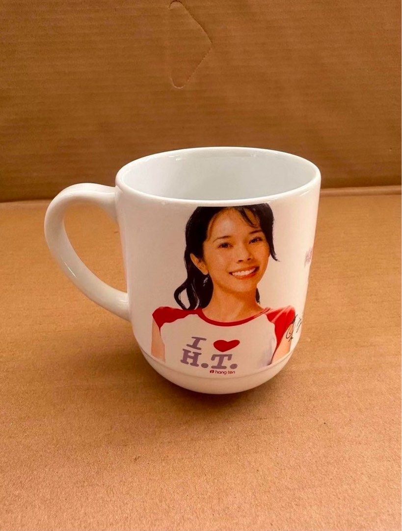 由 minijudy_ (刊登 ID 1383775922，圖片 3) 提交，位於 宜蘭縣 (Yilan) 的 Hangten莫文蔚馬克杯330ml水杯喝水杯茶杯咖啡杯印製收藏 (類別：水杯、水壺)，說明：可7-11取貨付款，賣… 全新無盒 直徑8高10公分 原放櫃子裡當備用杯子 每次整理時僅拿出來清洗 從未使用過 圖片皆為實拍照 杯子外面底部有泛黃 不介意者再下單 高標者請三思。