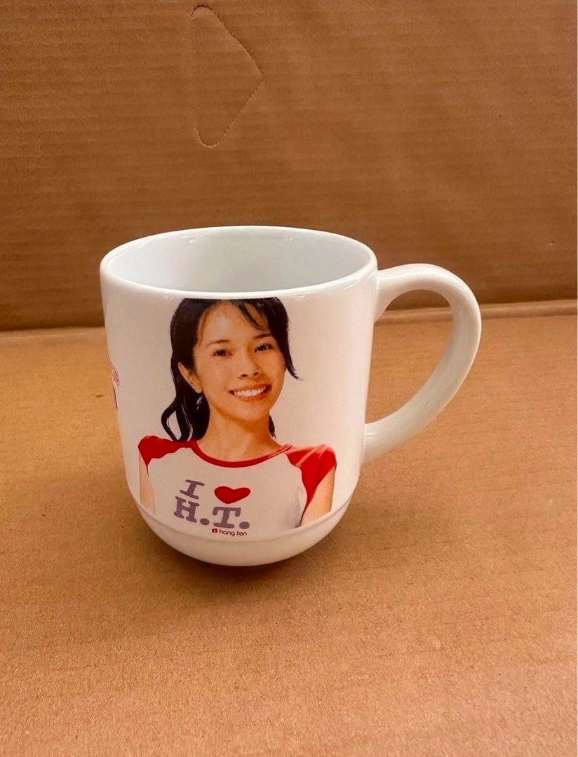由 minijudy_ (刊登 ID 1383775922，圖片 1) 提交，位於 宜蘭縣 (Yilan) 的 Hangten莫文蔚馬克杯330ml水杯喝水杯茶杯咖啡杯印製收藏 (類別：水杯、水壺)，說明：可7-11取貨付款，賣… 全新無盒 直徑8高10公分 原放櫃子裡當備用杯子 每次整理時僅拿出來清洗 從未使用過 圖片皆為實拍照 杯子外面底部有泛黃 不介意者再下單 高標者請三思。