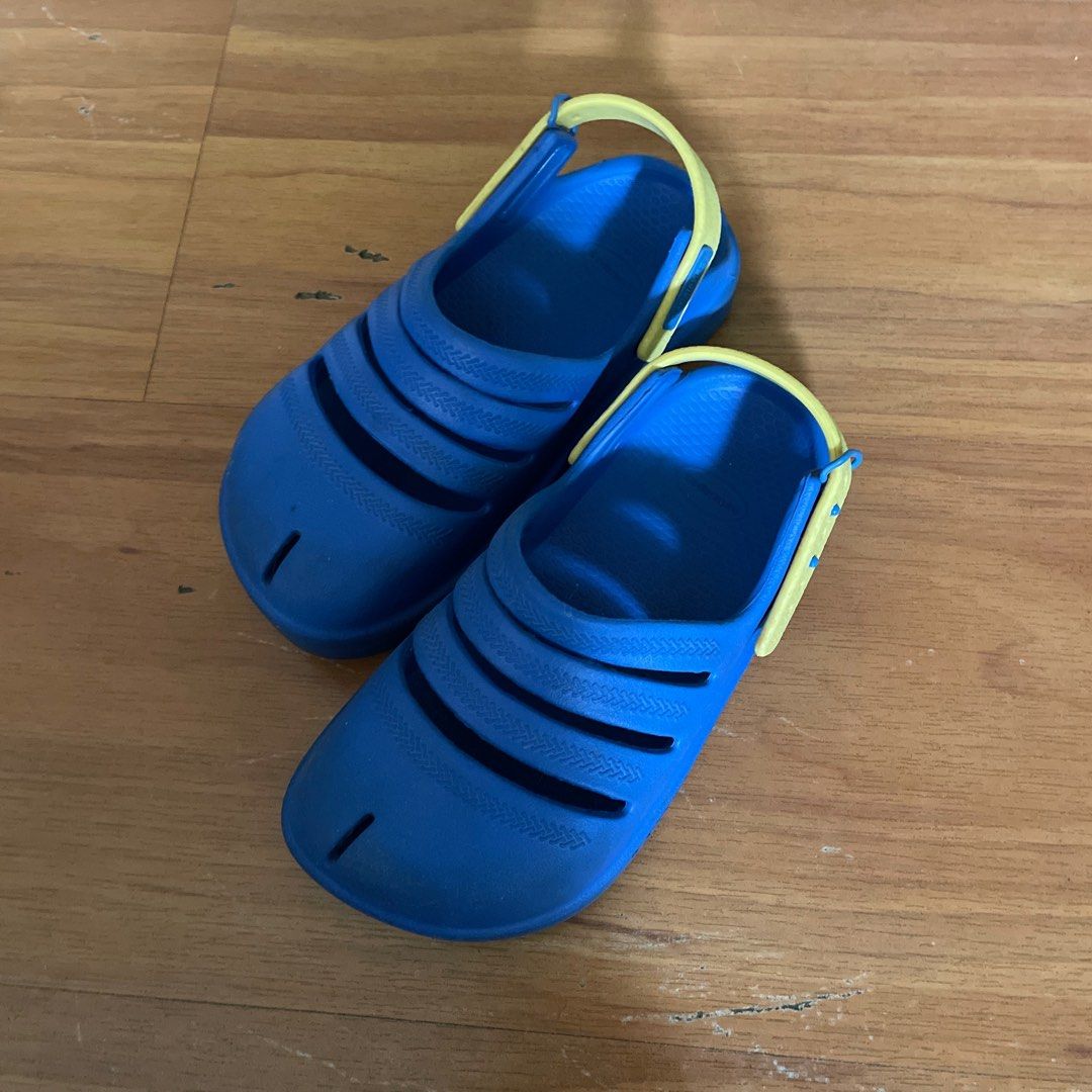 Havaianas kids clog flip flop - size 29/30 (Kategori: 4 hingga 7 tahun) berada di Jakarta Selatan. Dikirim oleh prelovedbyibuk (ID iklan 1383701520, Gambar 2). Deskripsi: Like new, baru di pakai 1 kali karena anaknya ngga mau. Size havaianas 29/30 USA 13C Harga asli 500an Belum termasuk ongkir.