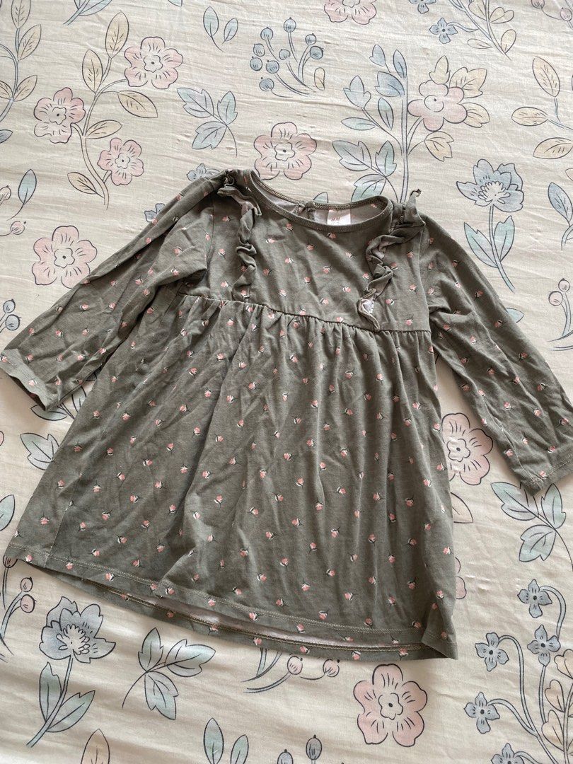 H&M Kids Girl Dress (Category: Babies & Kids Fashion) located in Shah Alam. Submitted by coolshop88 (Listing ID 1383747793, Image 1). Description: Perfect condition Size 12-18 months.