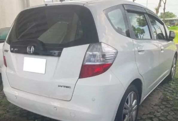 由 yanxiuman (刊登 ID 1383692500，圖片 3) 提交，位於 桃園市 (Taoyuan) 的 Honda Fit 2010款 白色 全廠認證車 車商勿擾 (類別：汽車出售)，說明：🎶顏色：白色 🎶排氣量：1.5L 🎶出廠：2010 🎶行駛里程：15萬公里 安全氣囊 ABS防鎖死 👍最有公信力的認證 👍車況與認證表不符 , 退車並全額退費 👍車況及里程公開化 👍檢定報告 🧸因車價划算、車況認證，詢問人數多，請提前預約看車 🎀我也可為您尋車!告訴我您的需求與預算，讓我為您圓夢 ✅可分期 ✅可貸款✅車換車 🎀貸款配合/協助分期 ⚠️車商販售 非自售 請車行勿擾⚠️ 🉑全台北中南皆有服務據點 歡迎私訊預約賞車 🎊請提前私訊預約賞車 🎊請提前私訊預約賞車 🎊請提前私訊預約賞車 全廠認證車 車商勿擾 滿小姐:0️⃣9️⃣0️⃣5️⃣3️⃣6️⃣1️⃣0️⃣5️⃣5️⃣ (歡迎私訊)。