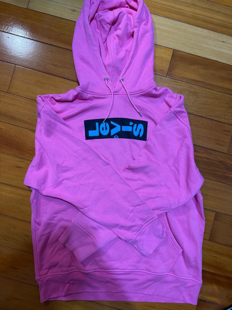 由 ken_0916 (刊登 ID 1383821768，圖片 3) 提交，位於 高雄市 (Kaohsiung) 的 Levi’s 帽踢 (類別：帽Ｔ、大學T)，說明：潮男專屬，買了發現駕馭不了。