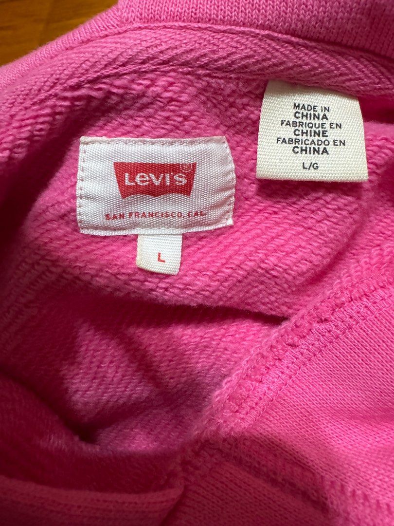 由 ken_0916 (刊登 ID 1383821768，圖片 2) 提交，位於 高雄市 (Kaohsiung) 的 Levi’s 帽踢 (類別：帽Ｔ、大學T)，說明：潮男專屬，買了發現駕馭不了。