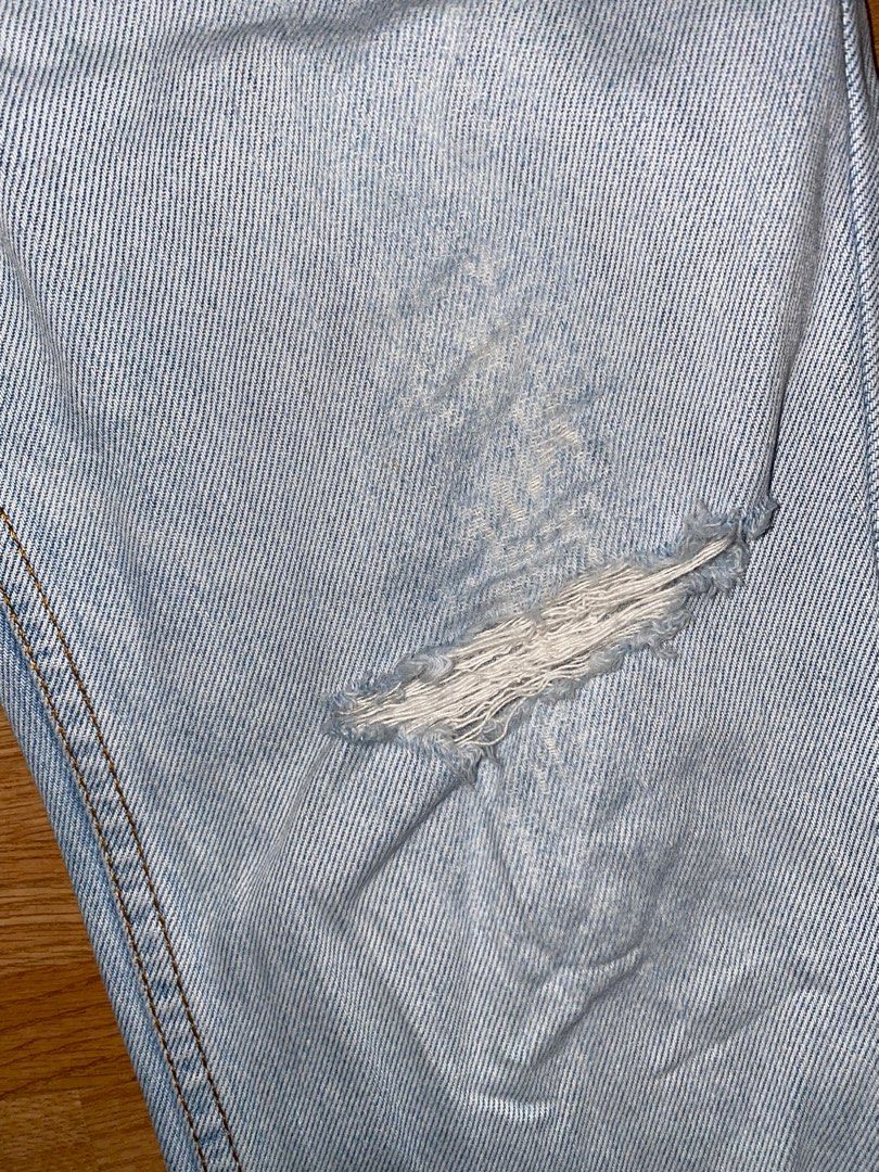 LEVIS LIGHT WASHED (Category: Jeans) located in Quezon City. Submitted by pdotp (Listing ID 1383843126, Image 3). Description: 29-30 WAIST 32 LENGTH rush RFS: decluttering will do discount if buying in bulk medyo tapered (NOT straight cut / baggy).