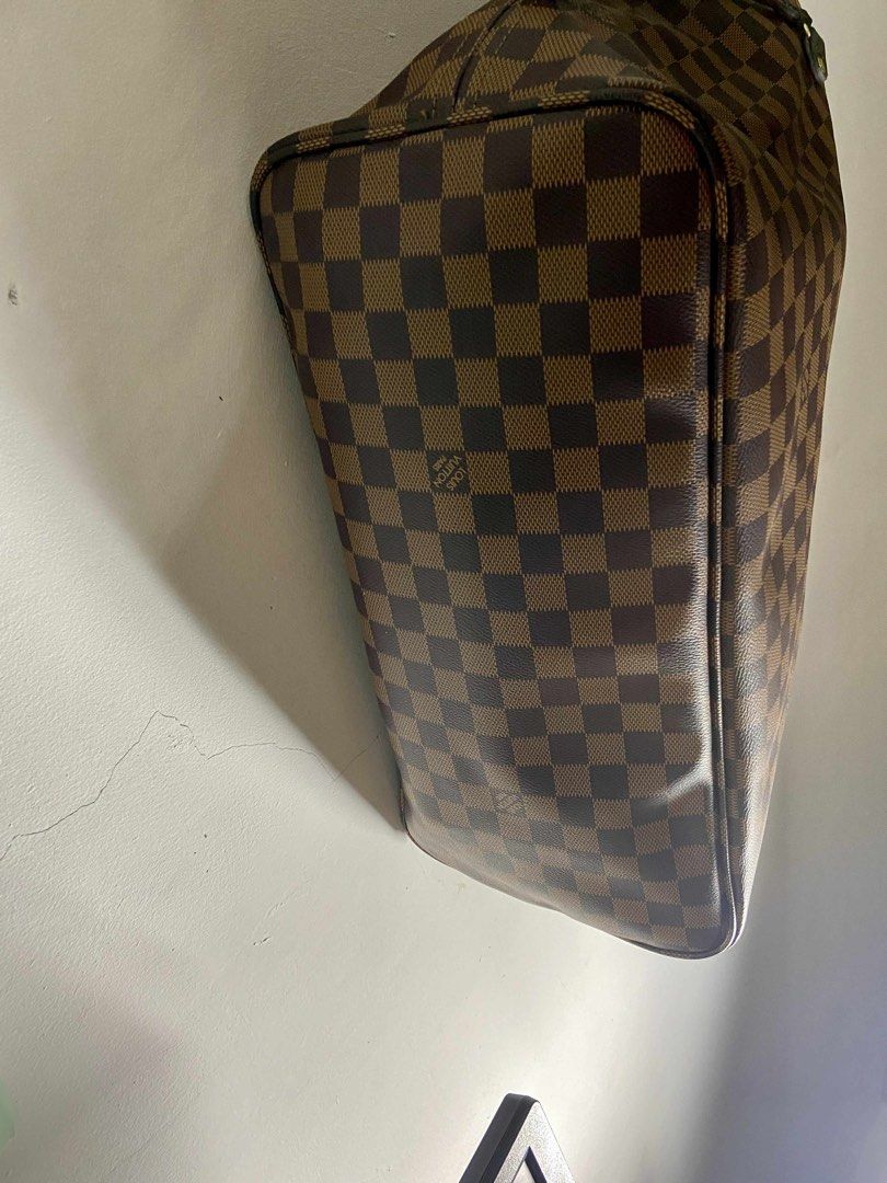 LöüiŞ V Neverfull (GM SIZE) (Category: Luxury Bags & Wallets) located in Santa Rosa. Submitted by _joannealexis (Listing ID 1383799322, Image 1). Description: Used twice Pink interior From Japan With searchable code Bought it for 3.5k Selling price ₱ 2500 .
