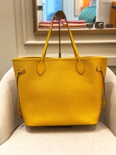 (Category: ) located in . Submitted by luxshare_preloved_ (Listing ID 1383771332, Image 1). Description: .