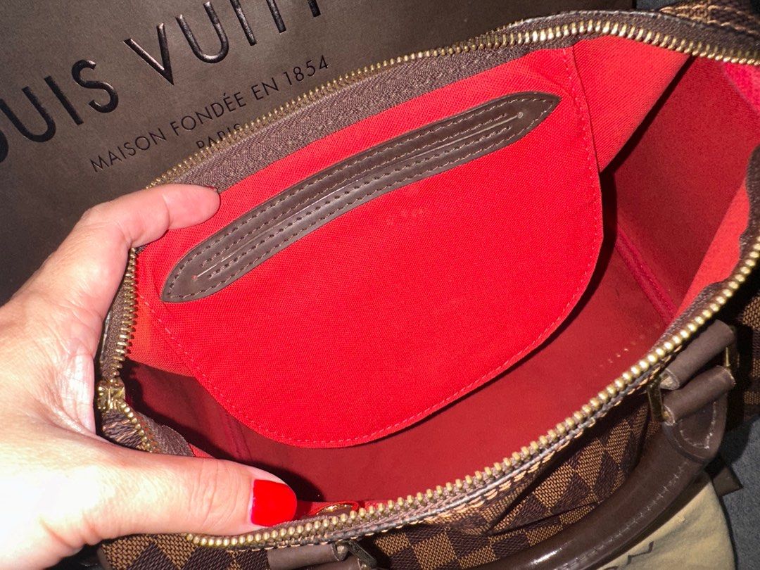 Louis Vuitton Speedy 30 Damier Ebene Canvas (Category: Luxury Bags & Wallets) located in Lipa City. Submitted by mariegaring (Listing ID 1383814784, Image 3). Description: .