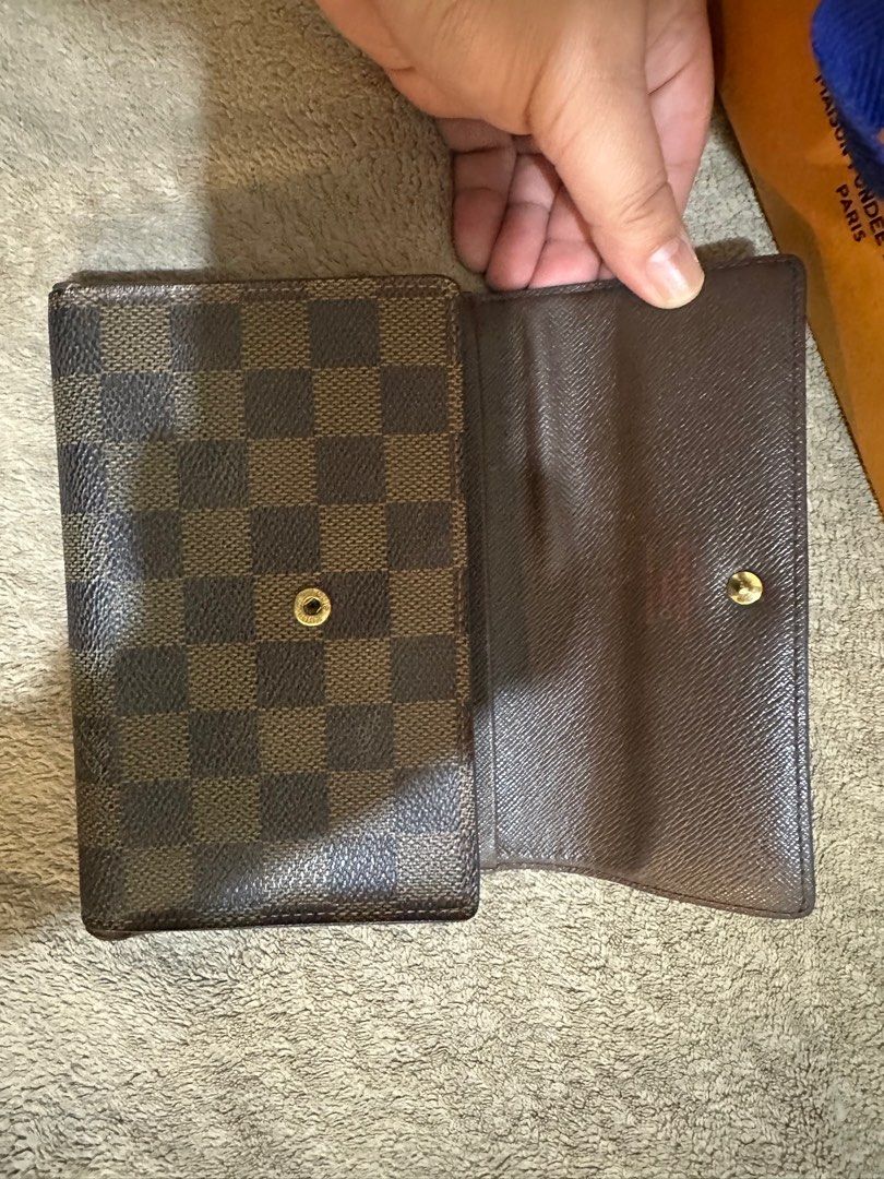 LV DAMIER WALLET TRIFOLD (Category: Luxury Bags & Wallets) located in Cavite. Submitted by mimidisney (Listing ID 1383744745, Image 3). Description: Maayos* no major flaws Nasa pic ang flaws na konting gasgas Pass sa barat * wala ka aasahang reply :).