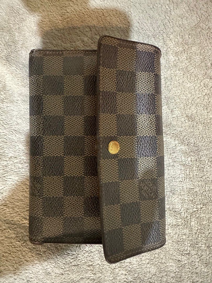 LV DAMIER WALLET TRIFOLD (Category: Luxury Bags & Wallets) located in Cavite. Submitted by mimidisney (Listing ID 1383744745, Image 2). Description: Maayos* no major flaws Nasa pic ang flaws na konting gasgas Pass sa barat * wala ka aasahang reply :).