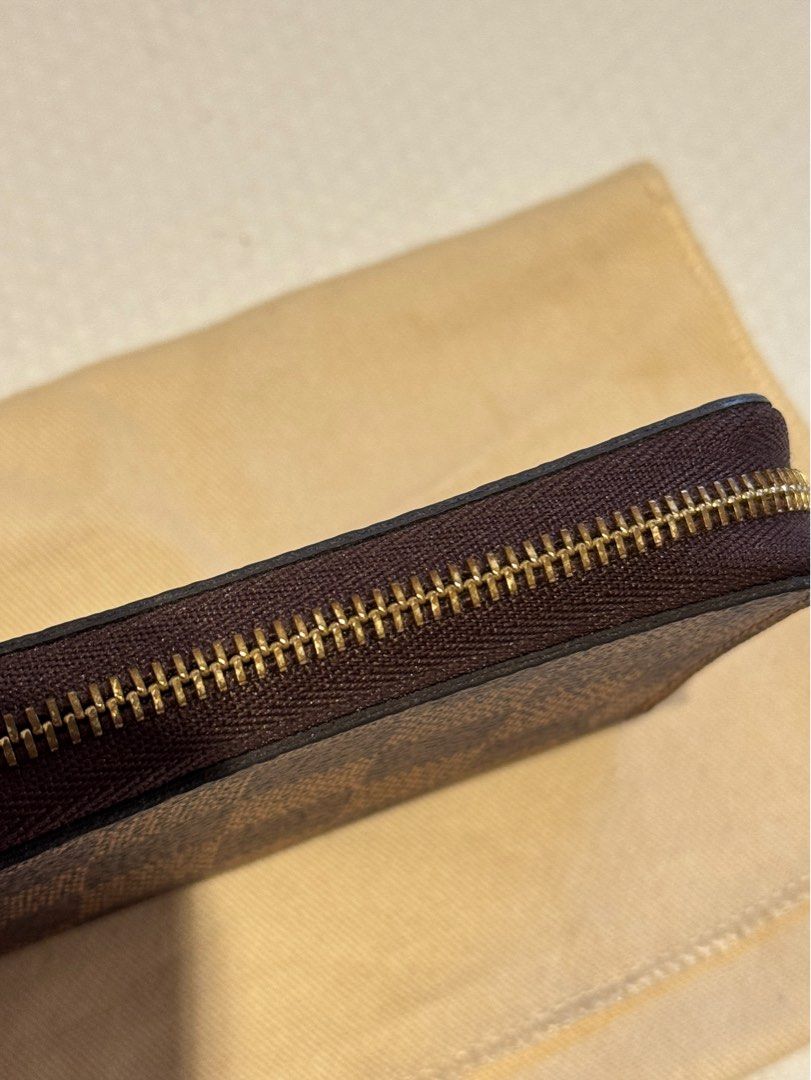 LV Zippy Coin Purse (Category: Luxury Bags & Wallets) located in Manila. Submitted by mctrl (Listing ID 1383828258, Image 3). Description: Comes with box and dustbag.