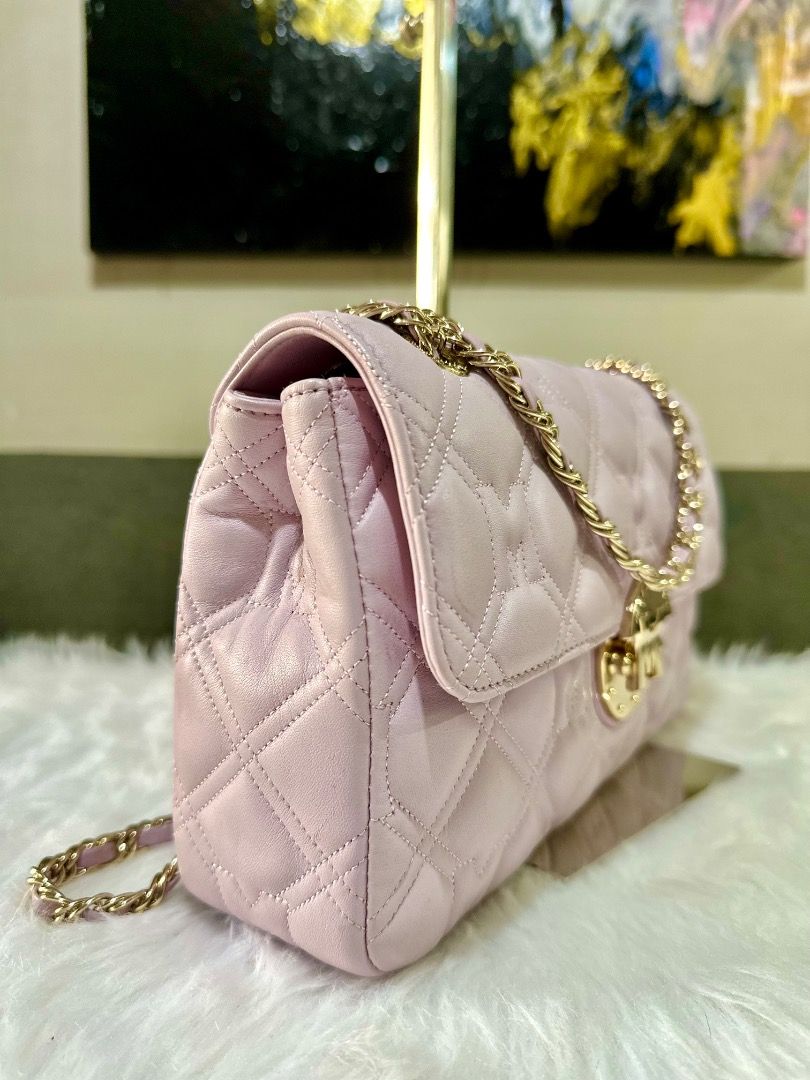 Metro City Sale❗️ (Category: Luxury Bags & Wallets) located in Caloocan City. Submitted by geojhen944614 (Listing ID 1383690922, Image 2). Description: With Authenticity Card.