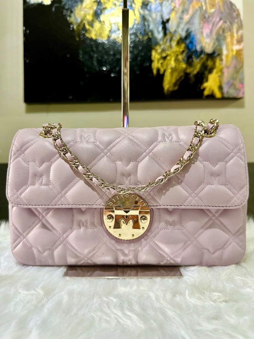Metro City Sale❗️ (Category: Luxury Bags & Wallets) located in Caloocan City. Submitted by geojhen944614 (Listing ID 1383690922, Image 1). Description: With Authenticity Card.
