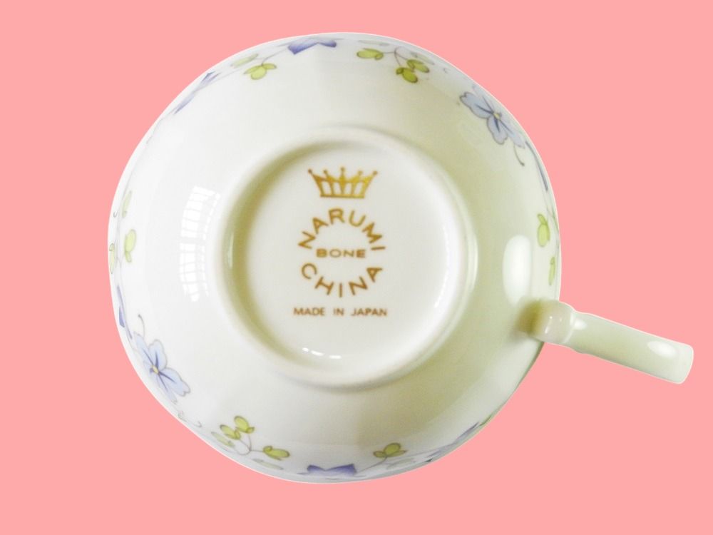 由 bugudingwu (刊登 ID 1383856847，圖片 2) 提交，位於 嘉義市 (Chiayi City) 的 【日本製】🔵NARUMI鳴海 骨瓷咖啡杯🔵茶杯 水杯 馬克杯 可愛 花朵 復古 老物 早期 90年代 居家裝飾 0731 (類別：水杯、水壺)，說明：※易碎品不建議選用超商。 ※二手商品會有一定程度的使用痕跡和損傷。 ※照片與實物因拍攝光線緣故會有些許落差。 ↓↓↓↓↓↓↓↓↓↓↓↓↓↓↓↓↓↓↓↓↓↓↓↓參考資訊↓↓↓↓↓↓↓↓↓↓↓↓↓↓↓↓↓↓↓↓↓↓↓↓ 💰價格：850元！(杯+盤) ⭐狀態：(S)如同新品，僅收藏於櫥櫃當作擺飾 ※滿版花朵樣式，生機盎然,活力,可愛※ 📏規格：咖啡杯直徑約8.5、深約5.5公分 盤子直徑約14公分 Ⓜ製造：日本製(NARUMI鳴海)。