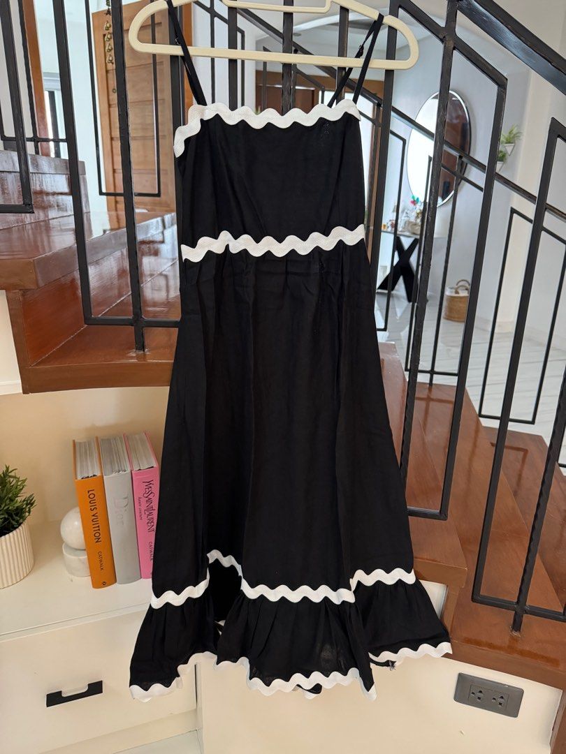 Out and About Miranda Dress (Category: Dresses) located in Muntinlupa City. Submitted by prelovedkn_ (Listing ID 1383732341, Image 2). Description: Used thrice Size 1 (S-M) Bought for 2599.