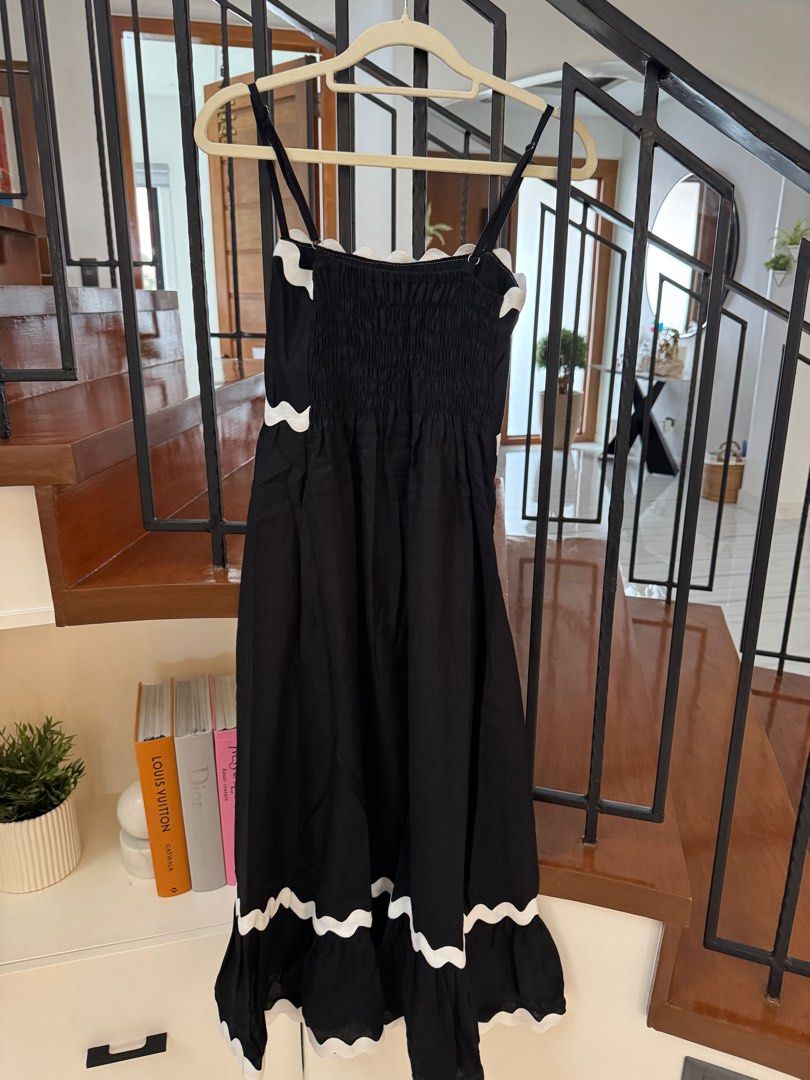 Out and About Miranda Dress (Category: Dresses) located in Muntinlupa City. Submitted by prelovedkn_ (Listing ID 1383732341, Image 3). Description: Used thrice Size 1 (S-M) Bought for 2599.