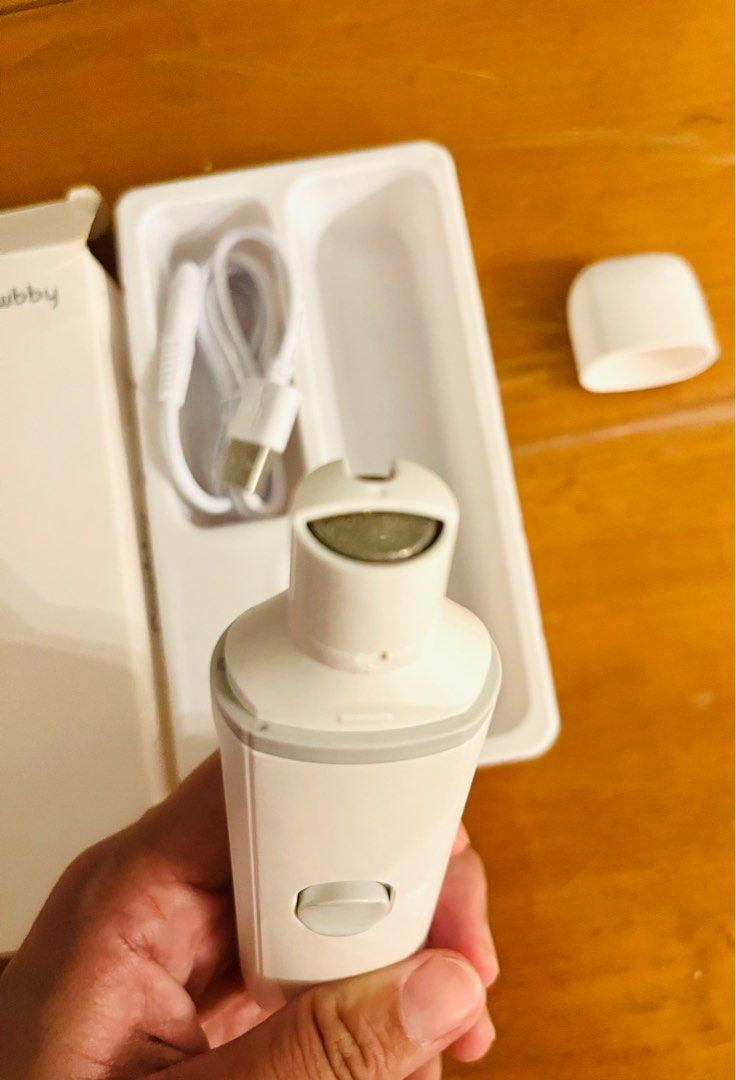 由 thethethe189949 (刊登 ID 1383839604，圖片 3) 提交，位於 台北市 (Taipei) 的 🐾【Pawbby 寵物電動磨甲器｜近全新｜有盒】 (類別：寵物及其他)，說明：幫毛孩買的磨甲器，只用過一兩次就送去寵物店修剪了，後來就吃灰吃到現在 狀況非常新，有原盒，功能正常、外觀乾淨。適合小型犬、貓咪等日常修甲保養。 🔹 商品資訊： • 品牌：Pawbby（米家有聯名） • 適用對象：小型犬／貓咪（我家是博美） • 使用次數：僅用過1-2次 • 附原廠盒裝，盒子不新 • 盒內機身乾淨正常，僅用過一兩次，磨刀有正常開箱後使用的痕跡，非全新 • 現況如圖，售出不退 。
