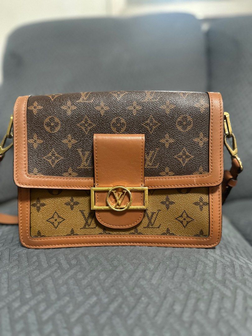 Personal selection (Category: Luxury Bags & Wallets) located in Manila. Submitted by preciladvi53642 (Listing ID 1383665267, Image 1). Description: Coded, still in good condition. Hardware have signs of usage. .