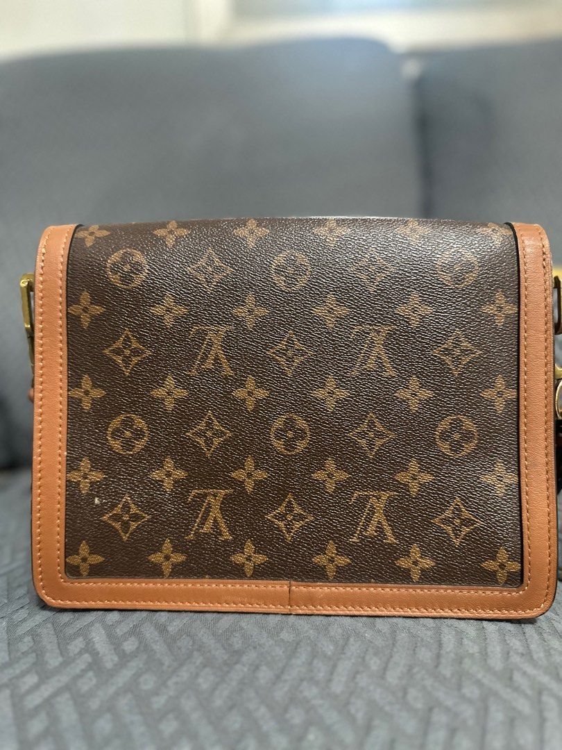 Personal selection (Category: Luxury Bags & Wallets) located in Manila. Submitted by preciladvi53642 (Listing ID 1383665267, Image 2). Description: Coded, still in good condition. Hardware have signs of usage. .