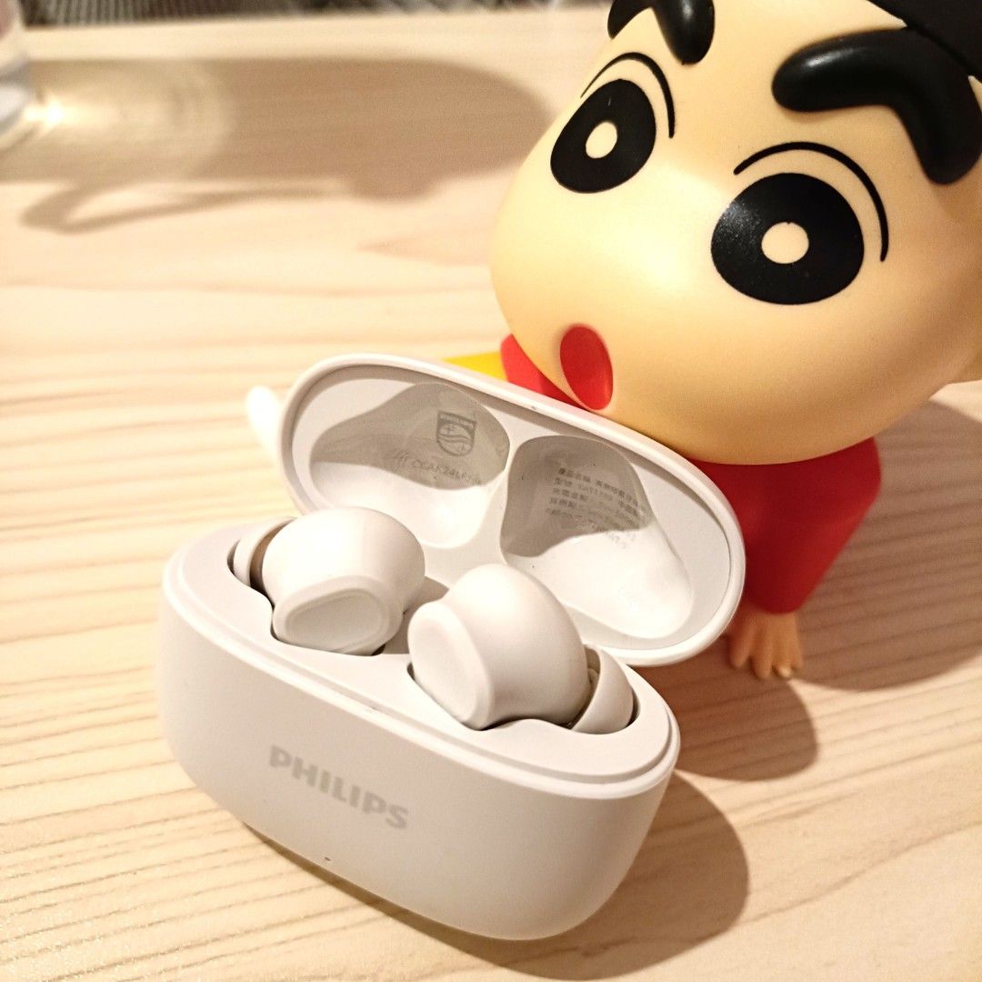 由 ggbebe (刊登 ID 1383778528，圖片 1) 提交，位於 新竹縣 (Hsinchu County) 的 正品飛利浦philips白色藍牙耳機 (類別：耳機)，說明：買給長輩 結果長輩不喜歡 售出給有喜歡的朋友 整體和功能皆正常 只是沒有原外包裝盒而已 會用其他的包材保護好才會寄出 內容：耳機、耳機盒、替換耳塞2副 原價1000 **本店有賣貨運費$38 **本店商品多樣，歡迎來撿便宜多樣帶回家！ **商品不定期更新及上架，歡迎追蹤~！ **有任何問題歡迎私訊哦~ ***商品售出不退還換貨 **高標準勿下單 **切勿棄單，棄單系統會有記錄，以免失去之後下單的權利。
