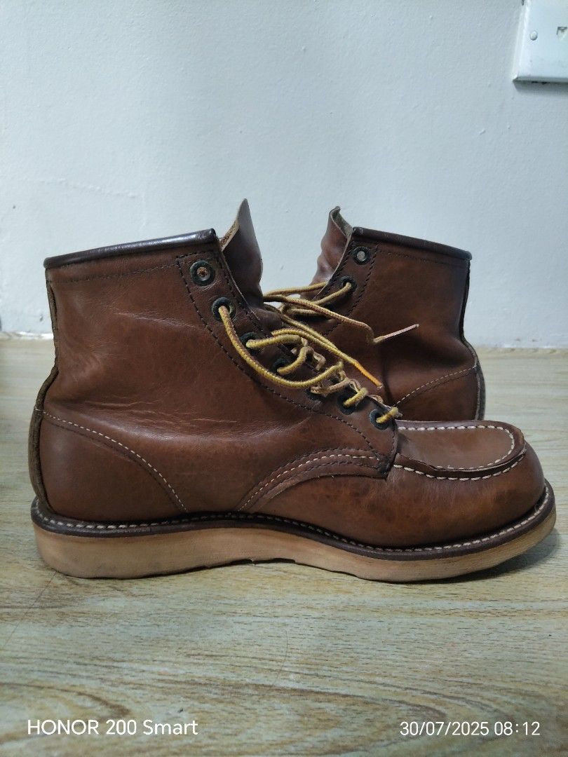 Redwings (Category: Boots) located in Port Klang. Submitted by mhaffiz36 (Listing ID 1383665573, Image 3). Description: 📢 FOR SALE: Red Wing 875 Classic Moc Toe (US 7 D) – Used 📍 Original | Made in USA | Genuine Leather | No Box Let go sepasang Red Wing 875 Classic Moc Toe, saiz US 7 D (± UK 6 / EU 40). Model ikonik dengan leather Oro Legacy, 6-inch boot dengan tapak wedge sole yang selesa & tahan lama. 🔹 Kondisi: Used (dipakai) 🔹 Ada lipatan