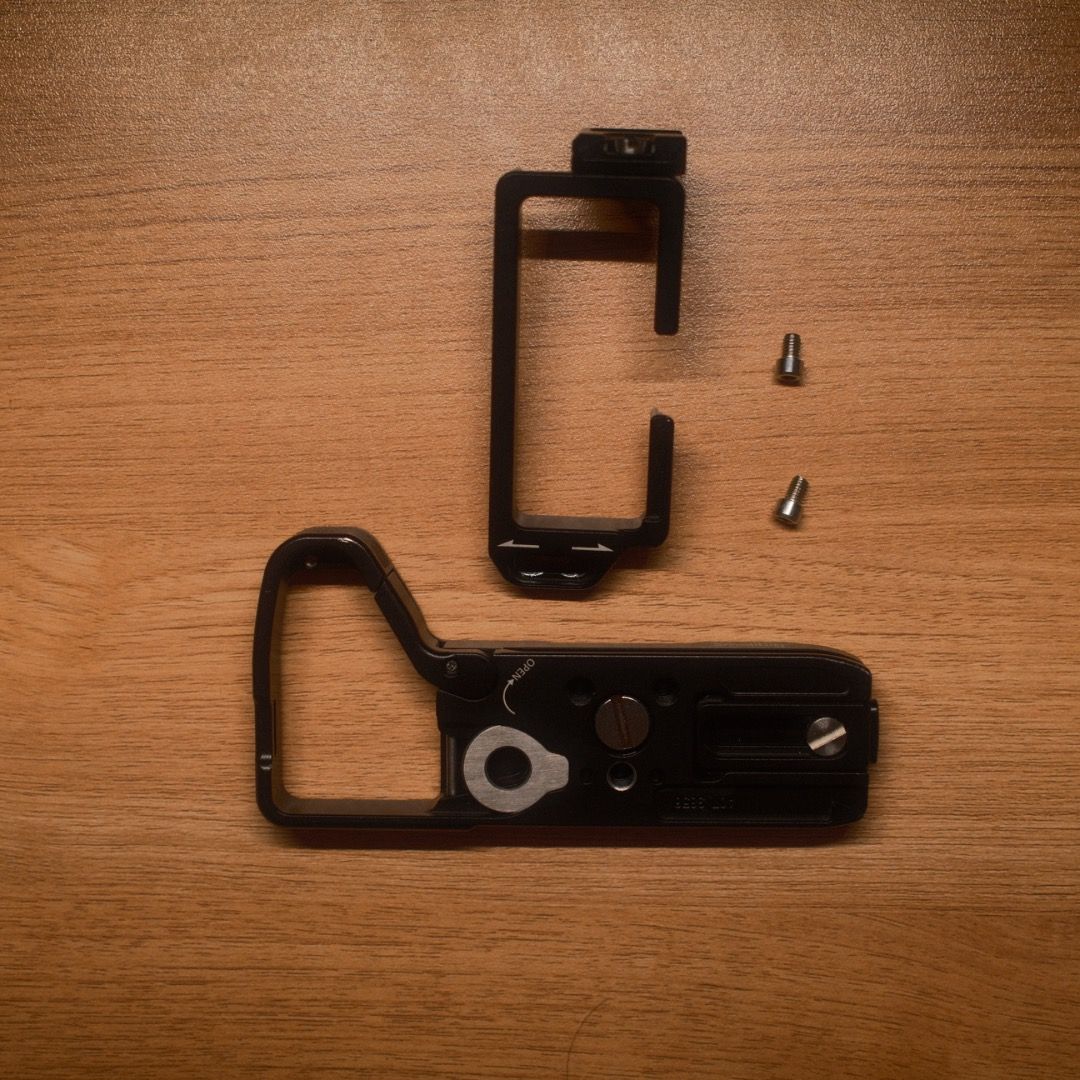 SmallRig Camera Bracket (3660) for Sony A7IV / A7SIII / A7RV (Category: Cameras) located in Marikina City. Submitted by nickirasgo (Listing ID 1383836555, Image 3). Description: SmallRig Camera Bracket (3660) for Sony A7IV / A7SIII / A7RV Inclusions: - Complete (What's In The Box) - Packaging / Documents Condition (https://www(dot)keh(dot)com/shop/grading-system): - LIKE NEW Description: - No issues - physically and functionality Price: - ₱2100 R