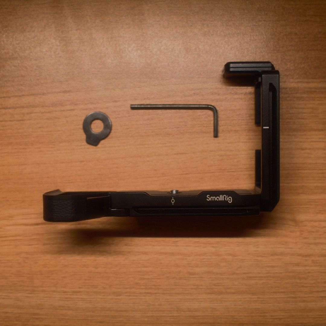 SmallRig Camera Bracket (3660) for Sony A7IV / A7SIII / A7RV (Category: Cameras) located in Marikina City. Submitted by nickirasgo (Listing ID 1383836555, Image 2). Description: SmallRig Camera Bracket (3660) for Sony A7IV / A7SIII / A7RV Inclusions: - Complete (What's In The Box) - Packaging / Documents Condition (https://www(dot)keh(dot)com/shop/grading-system): - LIKE NEW Description: - No issues - physically and functionality Price: - ₱2100 R