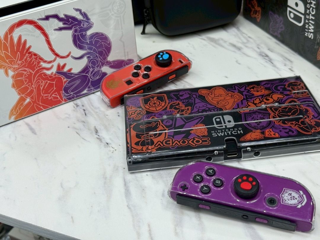 由 wujinyu4948 (刊登 ID 1383811722，圖片 2) 提交，位於 新北市 (New Taipei) 的 🧸Switch Oled 朱紫版 + 主機擴充手把座+主機包 +外出包+4片遊戲片 （如圖） (類別：其他電玩主機)，說明：🧸Switch Oled 朱紫版 + 主機擴充手把座+主機包 +外出包+4片遊戲片 （如圖） 🌟官方網站可直接下單 （ATM匯款 、刷卡、刷卡分期、無卡分期） 🌟台北西門實體店面 🌟機型：Switch Oled版本 + 主機擴充手把座+主機包 +外出包+4片遊戲片 （如圖） 🌟顏色: 朱紫版 🌟售價：7000 🌟配件：充電器 電視轉接 手把 合併手把組 🌟實體店面購買安心 🌟 店家保固七天 🌟 。