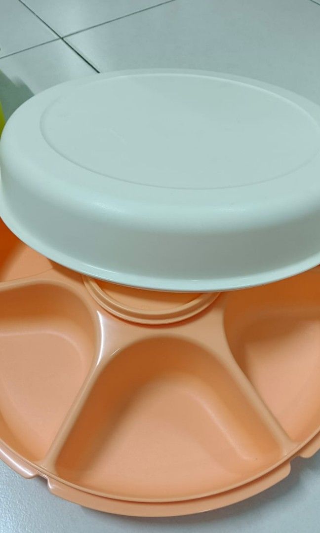 Tupperware Serving Centre (Category: Food Organisation & Storage) located in Melaka Tengah. Submitted by bknnamasebenar (Listing ID 1383674685, Image 1). Description: white & peach no plastic cover.