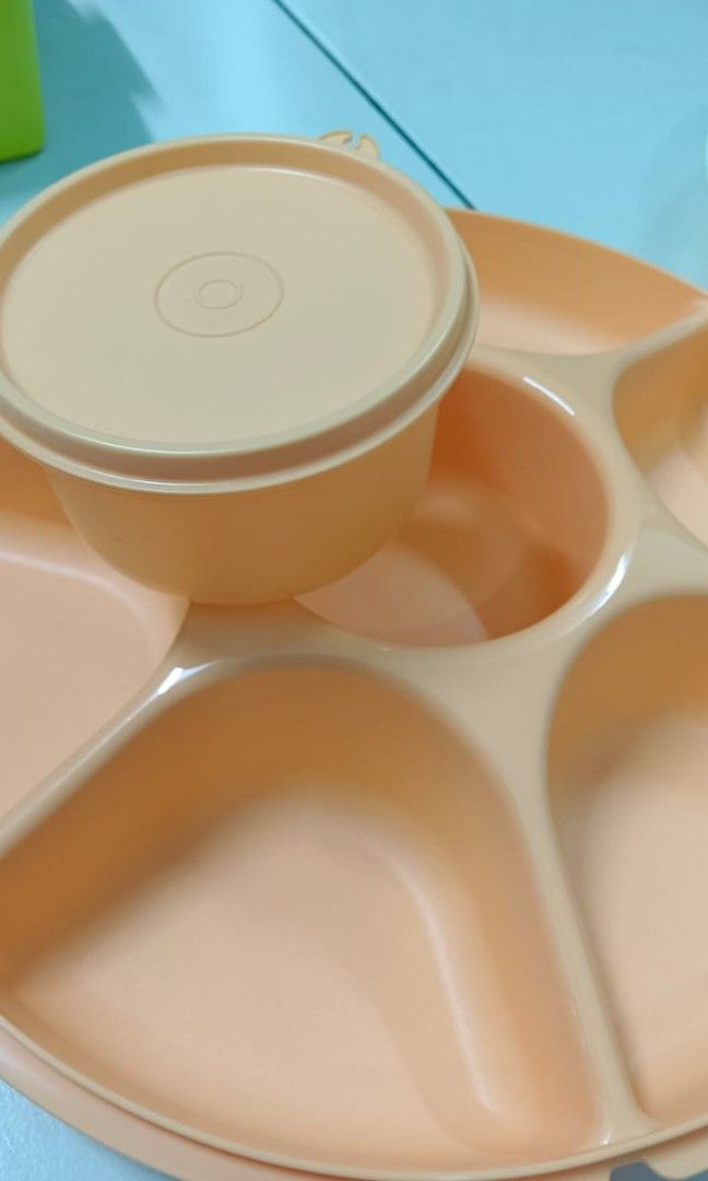 Tupperware Serving Centre (Category: Food Organisation & Storage) located in Melaka Tengah. Submitted by bknnamasebenar (Listing ID 1383674685, Image 2). Description: white & peach no plastic cover.