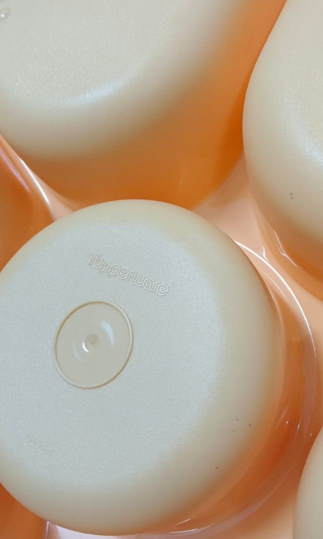 Tupperware Serving Centre (Category: Food Organisation & Storage) located in Melaka Tengah. Submitted by bknnamasebenar (Listing ID 1383674685, Image 3). Description: white & peach no plastic cover.