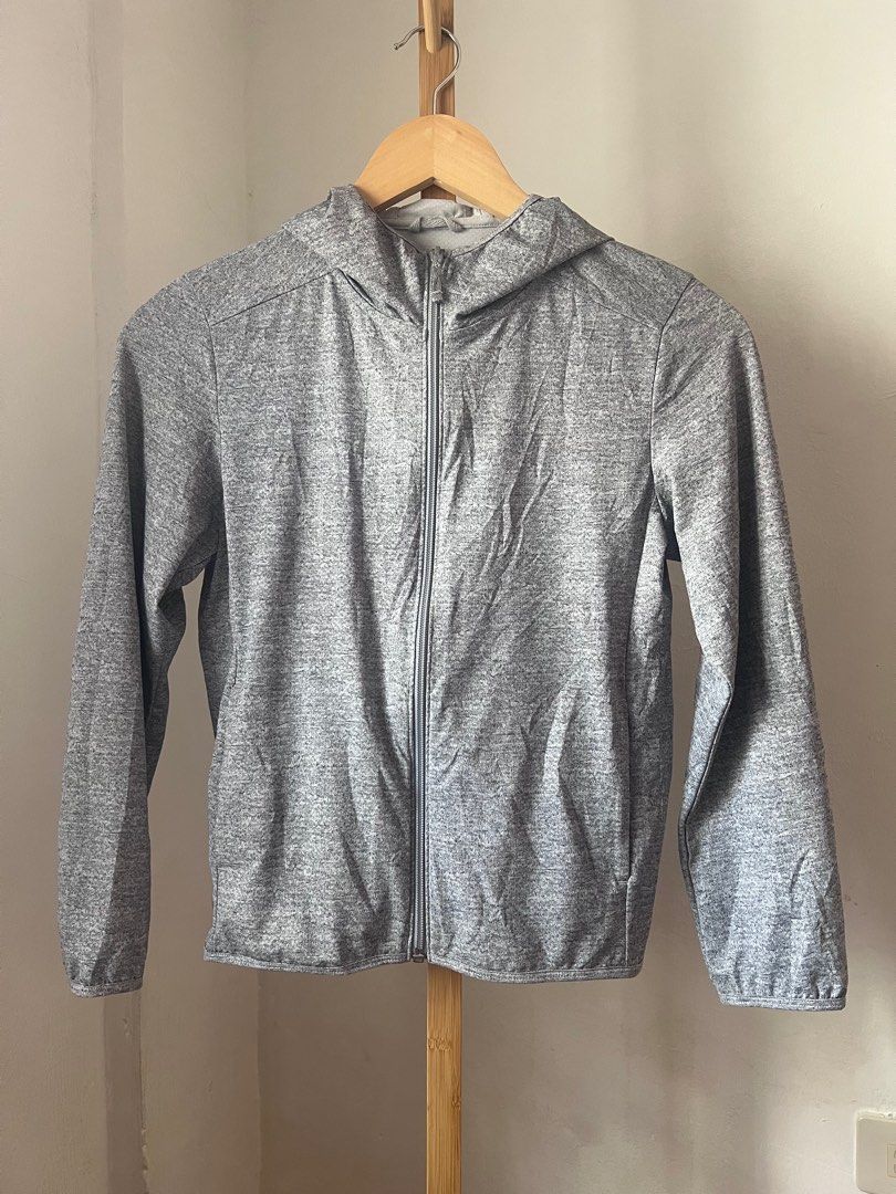 UNIQLO Kids Airism Jacket (Category: Babies & Kids Fashion) located in Caloocan City. Submitted by eunicepcn (Listing ID 1383823406, Image 1). Description: Size 140.