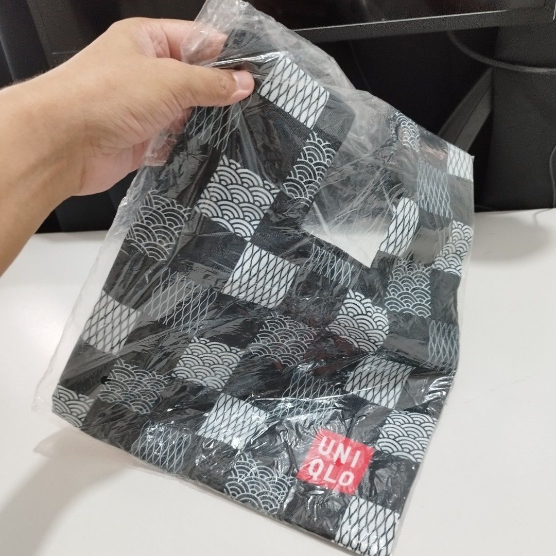 Uniqlo Knot-Bag Japanese Pattern Style (Category: Tote Bags) located in Marikina City. Submitted by unfadingph (Listing ID 1383695309, Image 2). Description: Authentic Uniqlo Knot Bag, for P350 only. Brand New with original plastic cover..