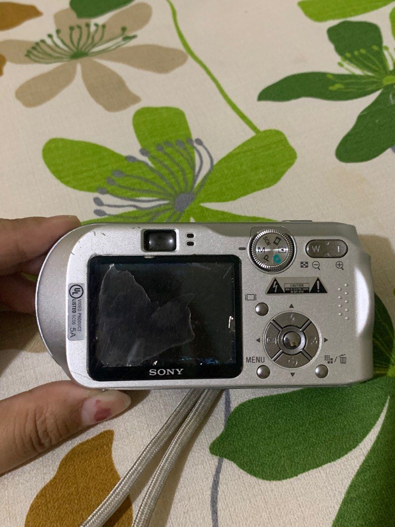 UNTESTED CAM (Category: Cameras) located in Quezon, Nueva Vizcaya. Submitted by _shey.03 (Listing ID 1383809367, Image 3). Description: UNTESTED CAM SONY P200 unit only! rfs: walang pambili ng battery no refunds loc: FAIRVIEW QC.