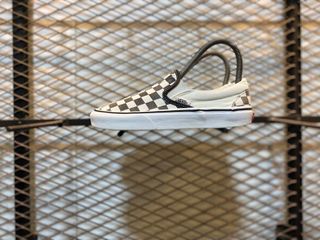 (Kategori: ) berada di . Dikirim oleh warung_sneaker (ID iklan 1383730763, Gambar 1). Deskripsi: .