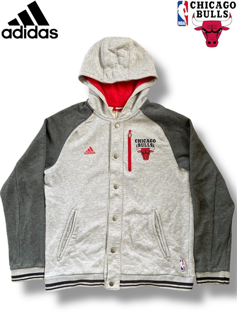 varsity jacket (Category: Activewear) located in Caloocan City. Submitted by markvinces99231 (Listing ID 1383783364, Image 1). Description: Chicago Bulls (varsity Jacket) size:xl dimes:24x28 color rate:10/10 complete tags/Qr code excellent condition 10/10 embroid design Need wash only No issue Location:Maniki kapalong Davao del norte,8113 🏷️499 free shipped fix price.