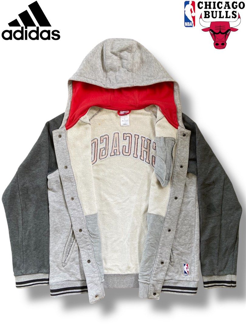 varsity jacket (Category: Activewear) located in Caloocan City. Submitted by markvinces99231 (Listing ID 1383783364, Image 2). Description: Chicago Bulls (varsity Jacket) size:xl dimes:24x28 color rate:10/10 complete tags/Qr code excellent condition 10/10 embroid design Need wash only No issue Location:Maniki kapalong Davao del norte,8113 🏷️499 free shipped fix price.
