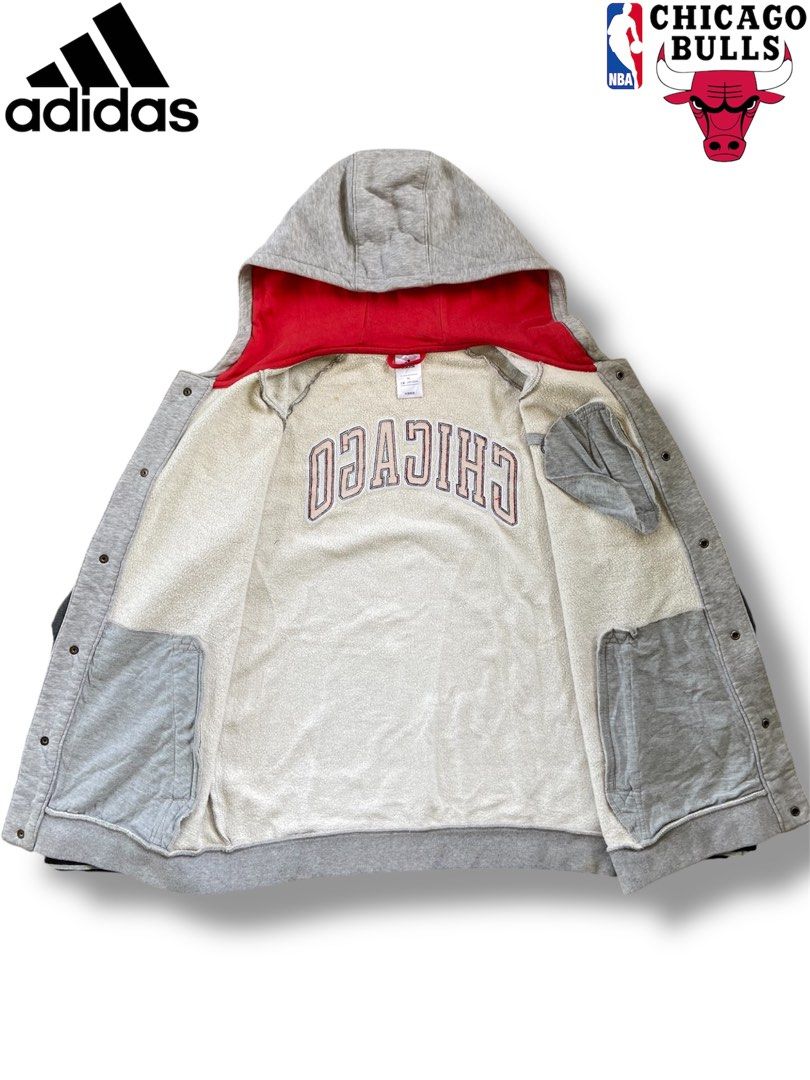 varsity jacket (Category: Activewear) located in Caloocan City. Submitted by markvinces99231 (Listing ID 1383783364, Image 3). Description: Chicago Bulls (varsity Jacket) size:xl dimes:24x28 color rate:10/10 complete tags/Qr code excellent condition 10/10 embroid design Need wash only No issue Location:Maniki kapalong Davao del norte,8113 🏷️499 free shipped fix price.