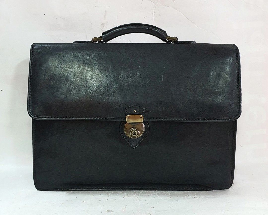Vintage MANCHESTER Black Leather Briefcase Office Laptop Bag (Category: Belt bags, Clutches and Pouches) located in Johor Bahru. Submitted by 2ndbarang (Listing ID 1383719508, Image 1). Description: Vintage MANCHESTER Black Leather Briefcase Office Laptop Bag Size : h11 x w15.2 x d4.5 ... Inch RM 168.