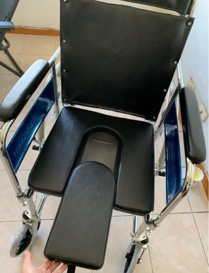 RECLINED WHEELCHAIR WITH COMOD (Category: Wheelchairs) located in Pasig City. Submitted by ThingsToExplore (Listing ID 1383705758, Image 3). Description: used twice only comod not yet use clean Reclined.