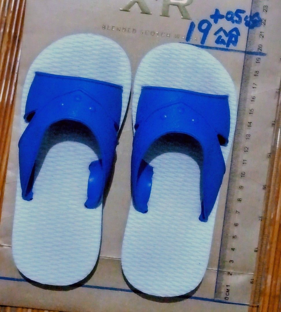 由 t0984265331-50478 (刊登 ID 1383822527，圖片 3) 提交，位於 新北市 (New Taipei) 的 男，女兒童款藍白拖鞋x2 (類別：嬰兒及兒童流行時尚)，說明：小朋友在室內穿幾次，幾乎全新，鞋底乾凈，長大就沒再穿了，兩雙一起賣，藍色19公分，紅色18公分。