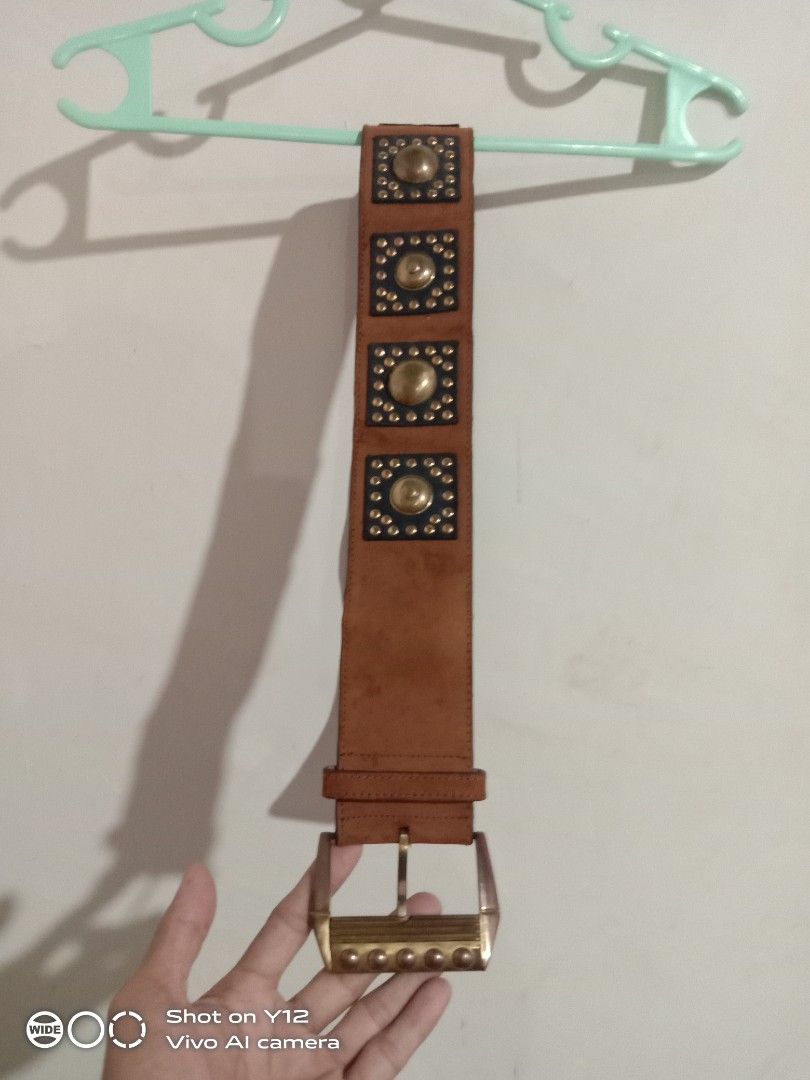 Y2K Gianni Versace Belt Leather (Category: Luxury Accessories) located in Sara. Submitted by john.pritz (Listing ID 1383789638, Image 1). Description: Y2K Gianni Versace Belt Leather Excellrent condi issue Very minimal.