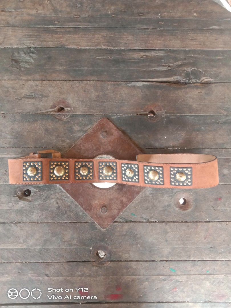 Y2K Gianni Versace Belt Leather (Category: Luxury Accessories) located in Sara. Submitted by john.pritz (Listing ID 1383789638, Image 2). Description: Y2K Gianni Versace Belt Leather Excellrent condi issue Very minimal.