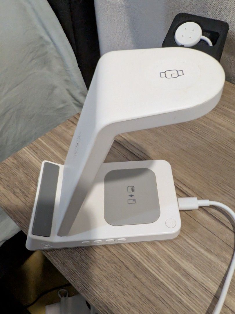 3 in 1 Wireless Charger (Category: Chargers & Cables) located in Binan City. Submitted by kypace33 (Listing ID 1383931505, Image 2). Description: Wireless charger. No flaws or issues..