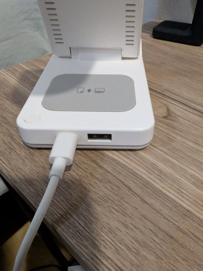 3 in 1 Wireless Charger (Category: Chargers & Cables) located in Binan City. Submitted by kypace33 (Listing ID 1383931505, Image 3). Description: Wireless charger. No flaws or issues..