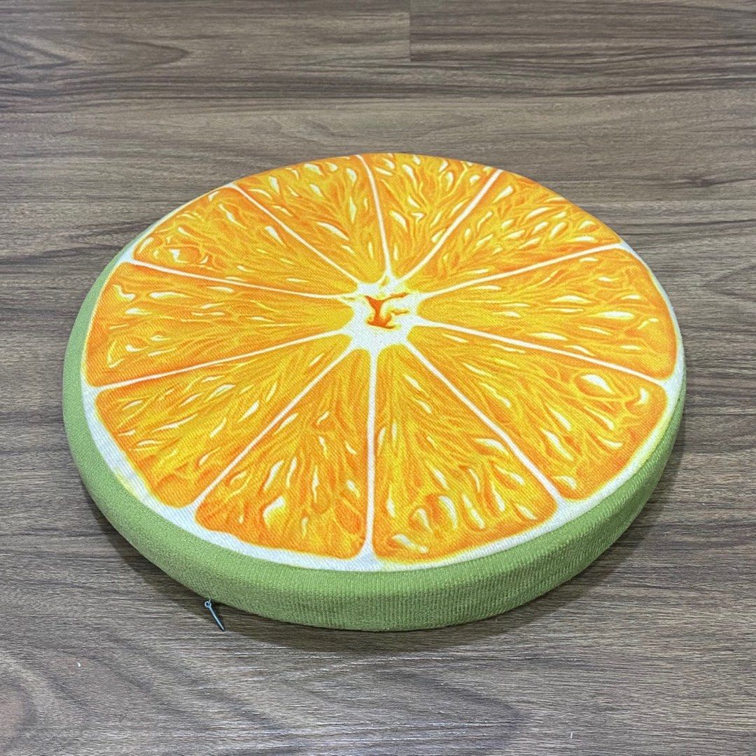 由 tarro_tai (刊登 ID 1384050288，圖片 1) 提交，位於 高雄市 (Kaohsiung) 的 全新3D加厚立體橙子坐墊/創意水果坐墊/抱枕/椅墊/坐墊/可愛抱枕/靠墊/靠枕 (類別：其他居家裝飾)，說明：全新3D加厚立體橙子坐墊/創意水果坐墊/抱枕/椅墊/坐墊/可愛抱枕/靠墊/靠枕 材質：毛絨 填充物：海綿 直徑：30 x30cm 橙子坐墊非常柔軟好座噢。