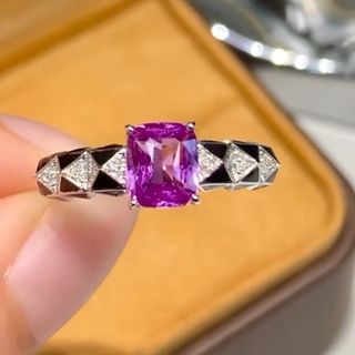 Exquisite new arrival 💜! 1.40ct Unheated Purple Sapphire Ring! 18k gold & diamond & enamel, price 6980HKD Super affordable minimalist modern design with a touch of Art Deco! Unheated purple sapphire ring 💜! Beautiful vivid unheated purple sapphire 1.40ct! 18K gold! Black enamel 🖤 & diamond accents! Super affordable at only 6980HKD!64211550344961110
